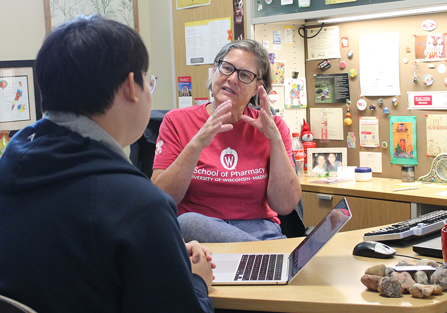 Pre-Pharmacy advisor Amy Zwaska meets with a student to discuss prerequisite coursework